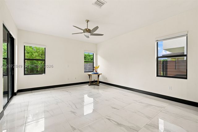 8875 NW 161st Ter, Miami Lakes, FL 33018