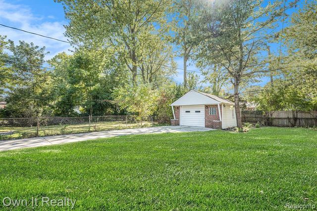 21138 Huntington Avenue, Harper Woods, MI 48225