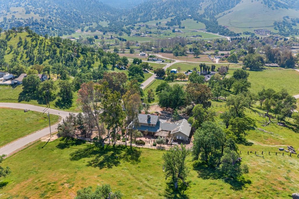 Image 10 of property listing at 6846 Chaparral Dr, Sanger, CA 93657