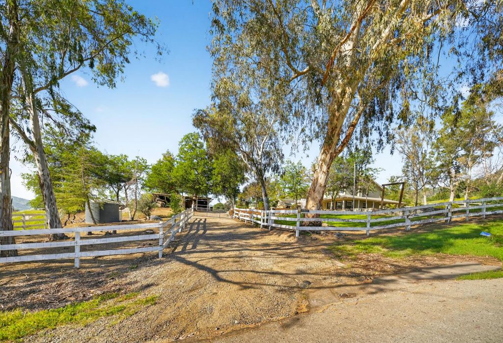 Image 12 of property listing at 6846 Chaparral Dr, Sanger, CA 93657