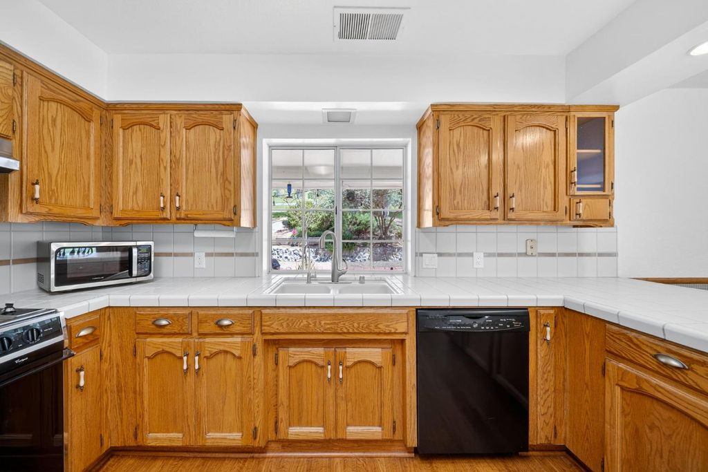 Image 17 of property listing at 6846 Chaparral Dr, Sanger, CA 93657