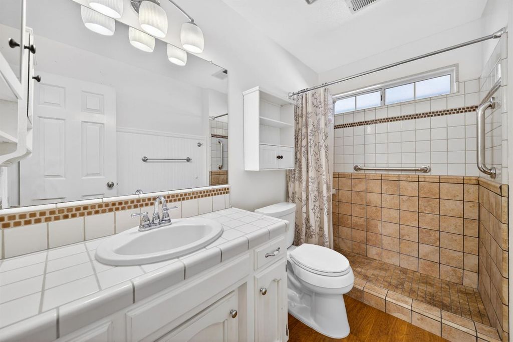 Image 27 of property listing at 6846 Chaparral Dr, Sanger, CA 93657