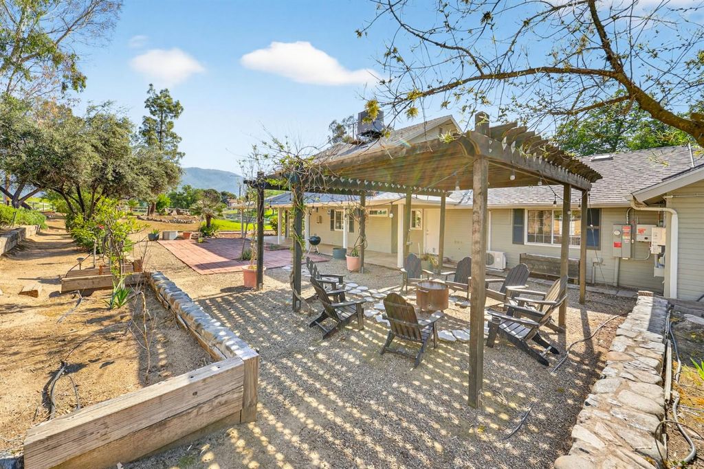 Image 6 of property listing at 6846 Chaparral Dr, Sanger, CA 93657