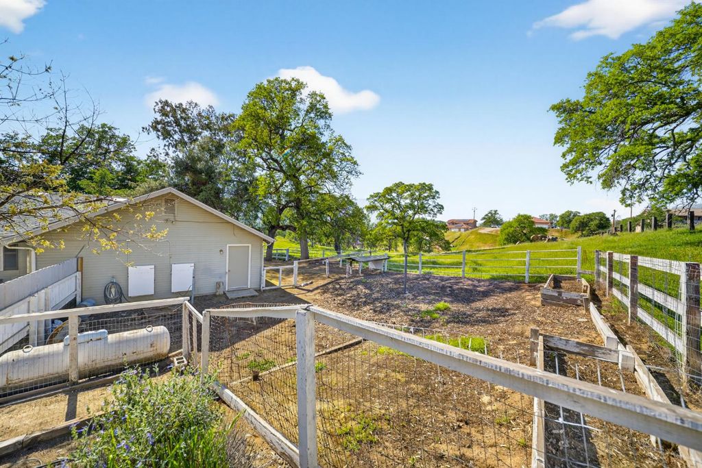 Image 7 of property listing at 6846 Chaparral Dr, Sanger, CA 93657