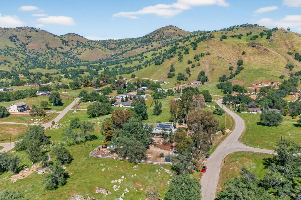 Image 9 of property listing at 6846 Chaparral Dr, Sanger, CA 93657