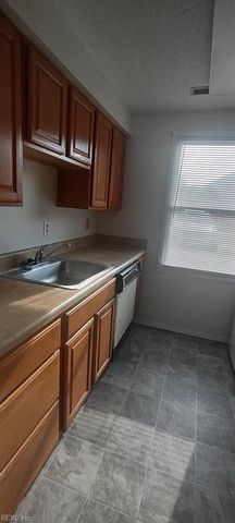 1411 Peabody DR, Hampton, VA 23666