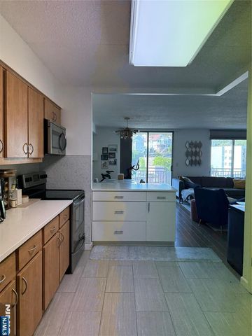 1055 River Road 504, Edgewater, NJ 07020