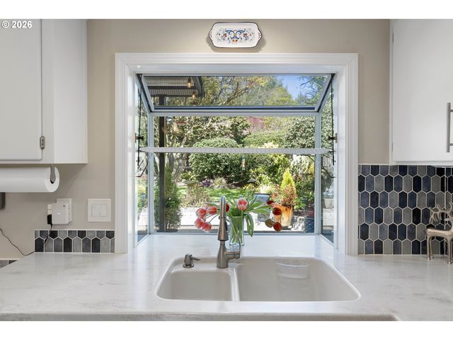 12207 Sw MILLVIEW Ct, Tigard, OR 97223