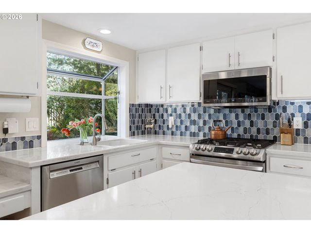 12207 Sw MILLVIEW Ct, Tigard, OR 97223