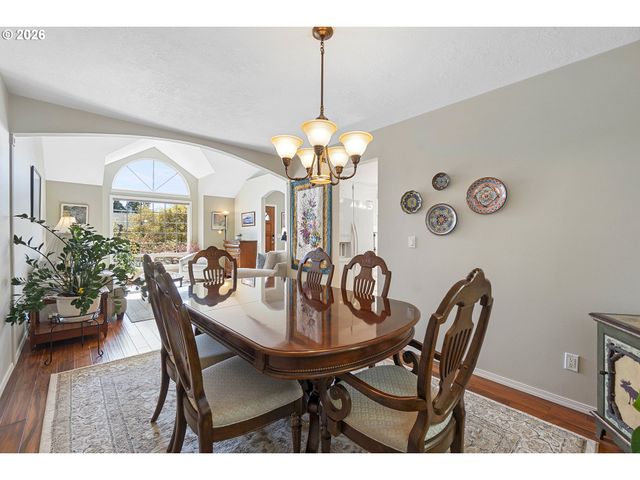 12207 Sw MILLVIEW Ct, Tigard, OR 97223