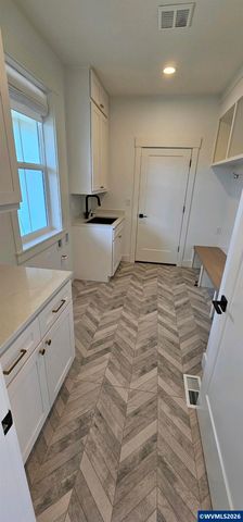 Model B Ballyntyne Rd, Salem, OR 97302