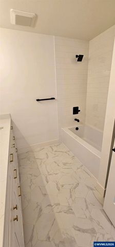 Model B Ballyntyne Rd, Salem, OR 97302