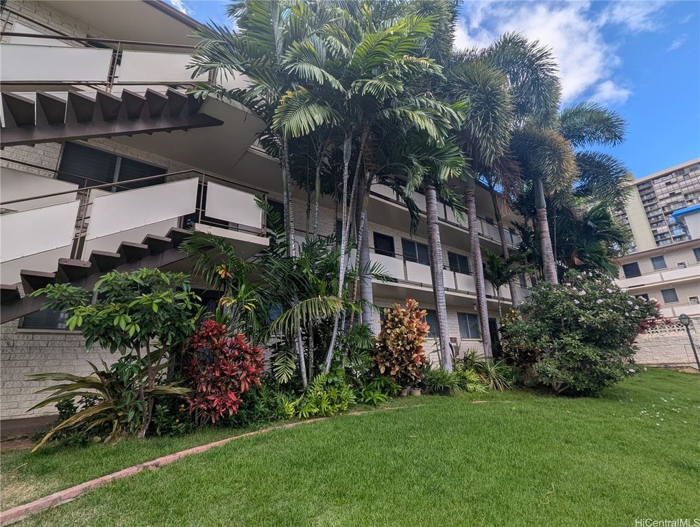 1120 Hassinger Street 304, Honolulu, HI 96822