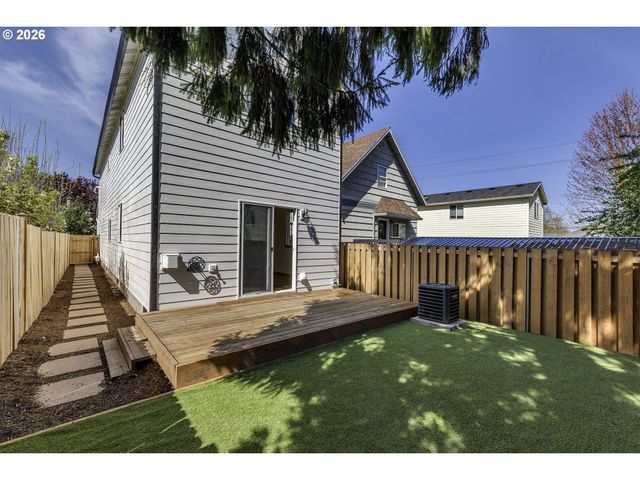 8806 N FISKE Ave, Portland, OR 97203