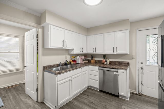 412 E Gray Street, Des Moines, IA 50315