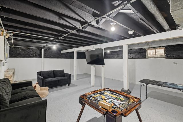 412 E Gray Street, Des Moines, IA 50315