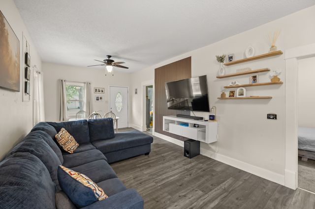 412 E Gray Street, Des Moines, IA 50315