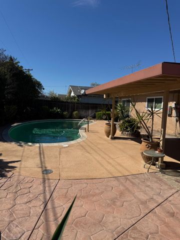 1043 E Adams Ave, Los Banos, CA 93635