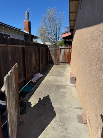 1043 E Adams Ave, Los Banos, CA 93635