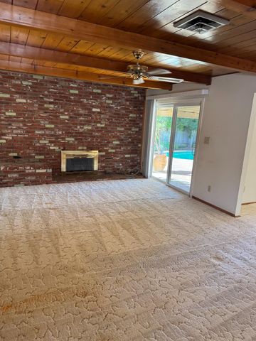 1043 E Adams Ave, Los Banos, CA 93635