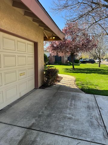 1043 E Adams Ave, Los Banos, CA 93635