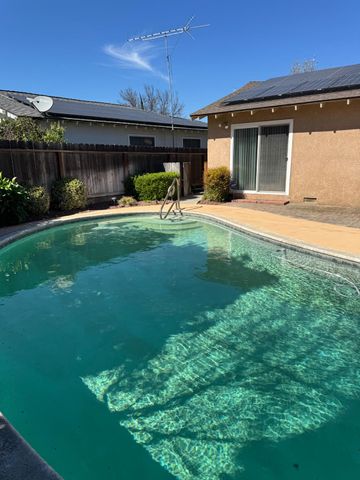 1043 E Adams Ave, Los Banos, CA 93635