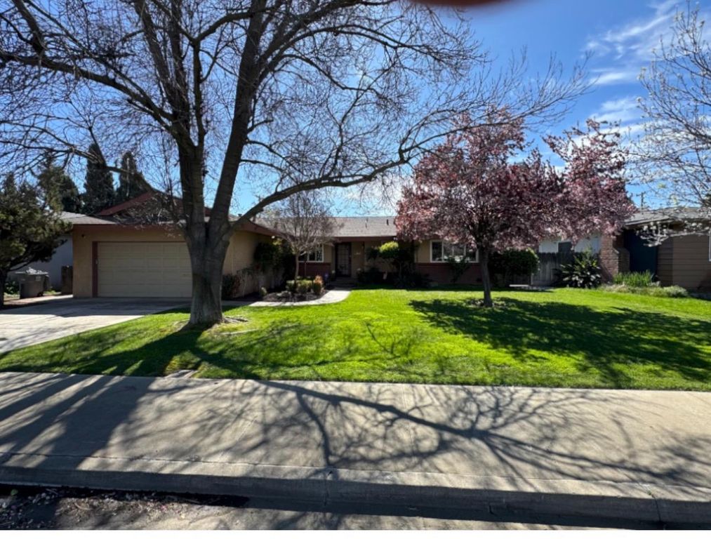 1043 E Adams Ave, Los Banos, CA 93635