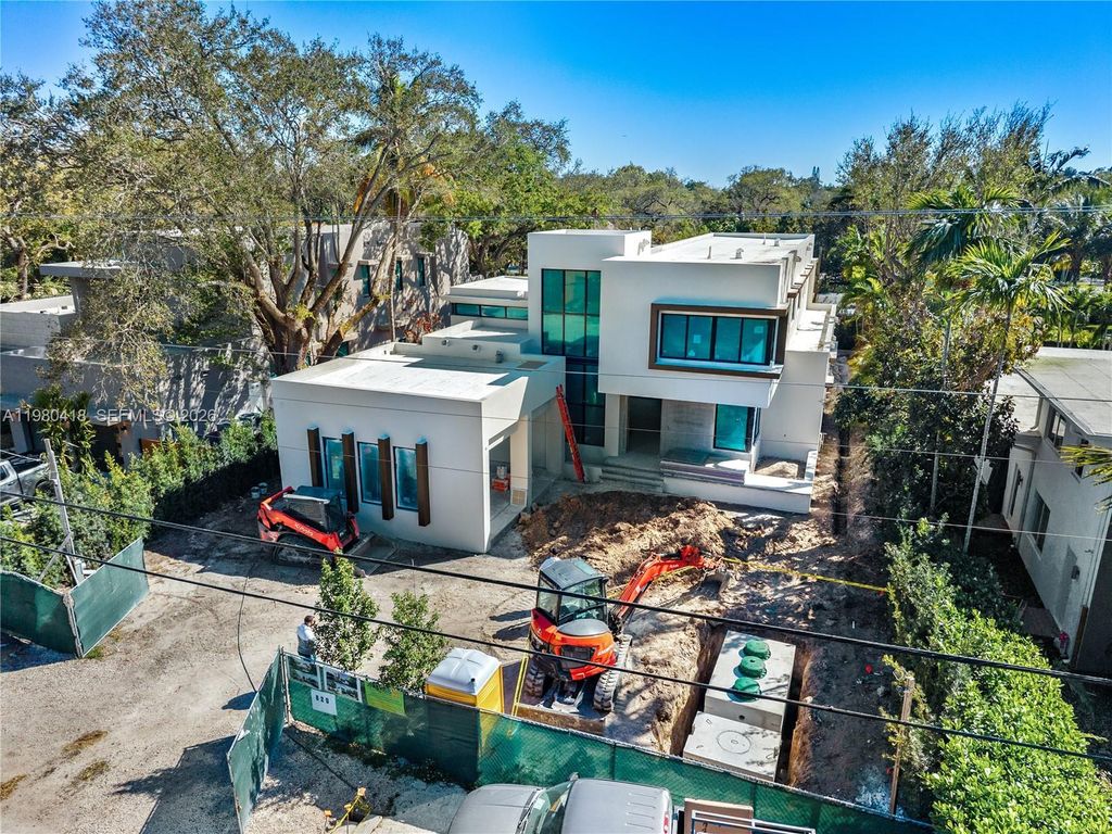 Image 13 of property listing at 820 NE 111th St, Biscayne Park, FL 33161