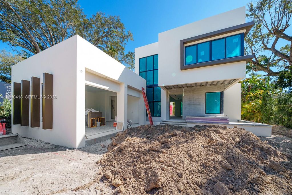 Image 18 of property listing at 820 NE 111th St, Biscayne Park, FL 33161