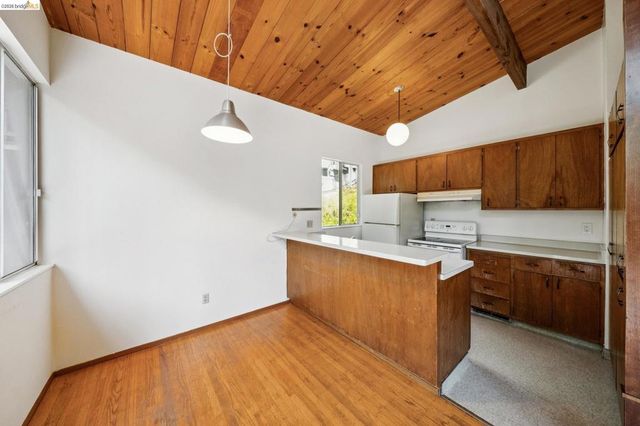 6725 Moore Dr, Oakland, CA 94611