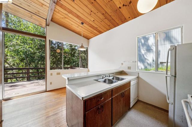 6725 Moore Dr, Oakland, CA 94611