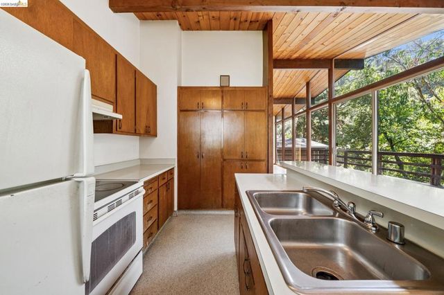 6725 Moore Dr, Oakland, CA 94611