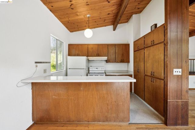 6725 Moore Dr, Oakland, CA 94611