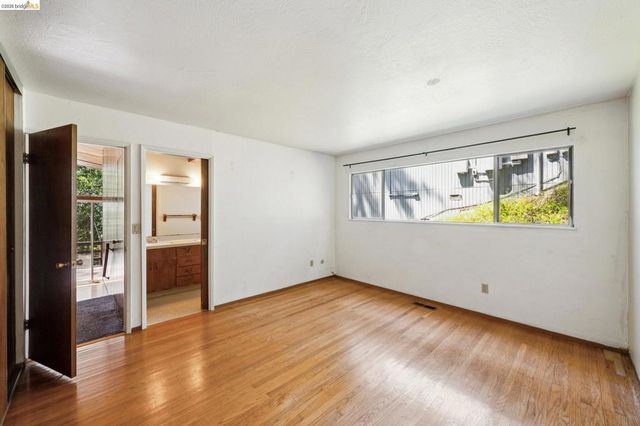 6725 Moore Dr, Oakland, CA 94611