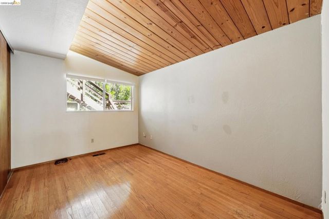 6725 Moore Dr, Oakland, CA 94611
