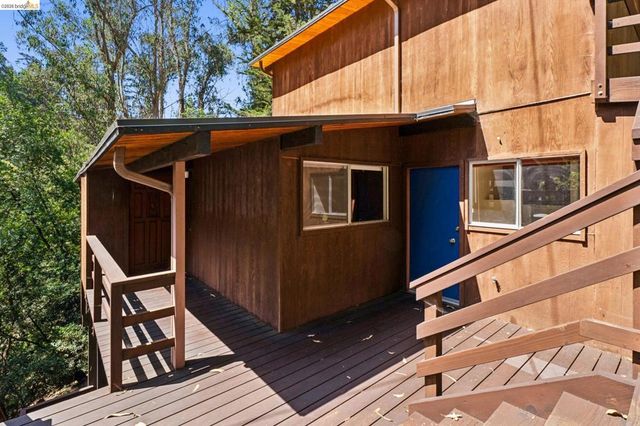 6725 Moore Dr, Oakland, CA 94611