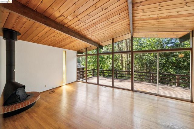 6725 Moore Dr, Oakland, CA 94611