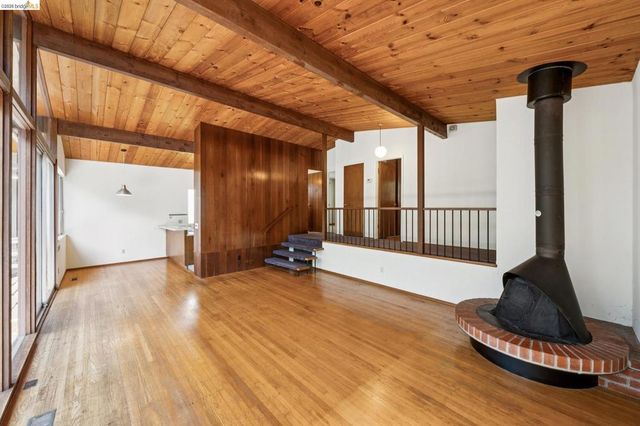 6725 Moore Dr, Oakland, CA 94611