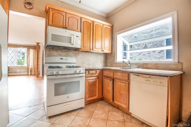 916 Hollywood Avenue, Bronx, NY 10465
