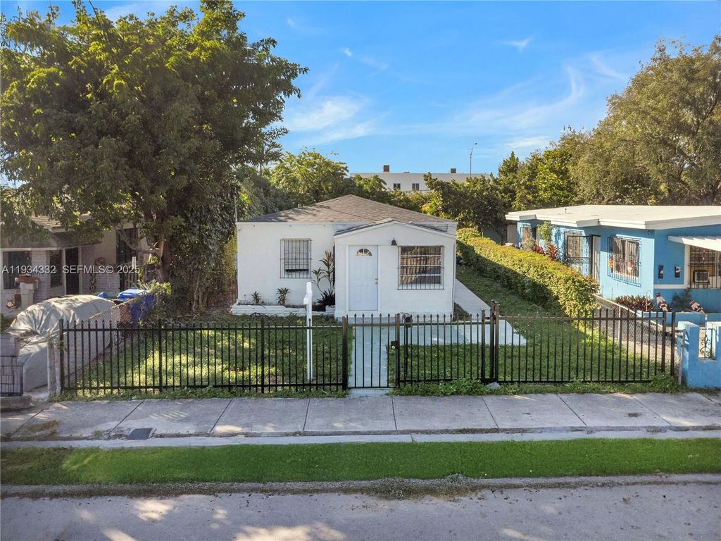 6940 NW 6th Ct, Miami, FL 33150