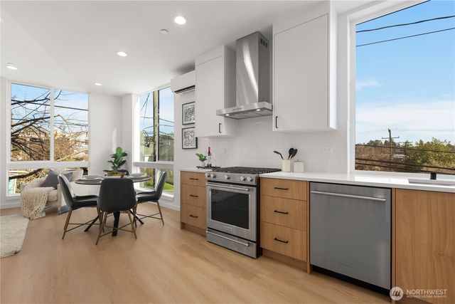 957 N 35th Street, Seattle, WA 98103