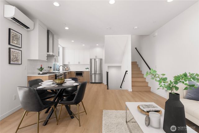 957 N 35th Street, Seattle, WA 98103