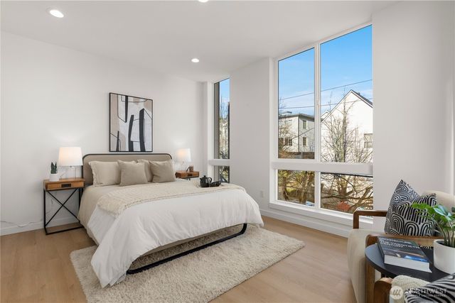 957 N 35th Street, Seattle, WA 98103