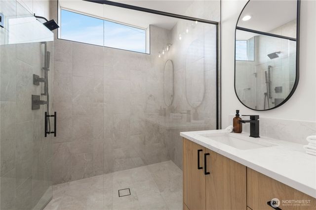 957 N 35th Street, Seattle, WA 98103