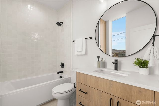 957 N 35th Street, Seattle, WA 98103