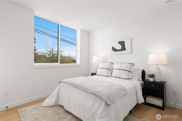 957 N 35th Street, Seattle, WA 98103