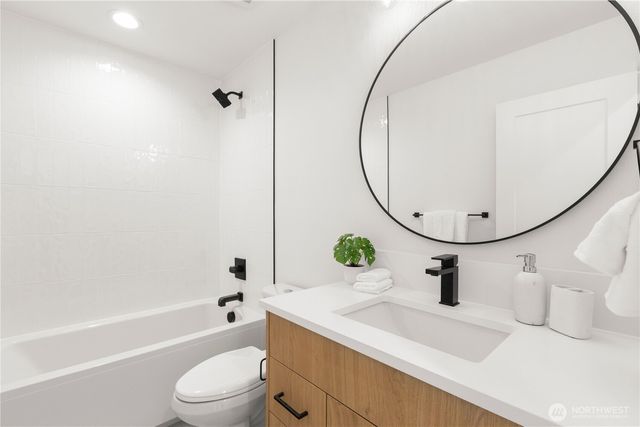 957 N 35th Street, Seattle, WA 98103
