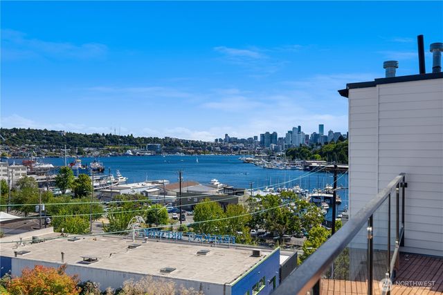 957 N 35th Street, Seattle, WA 98103