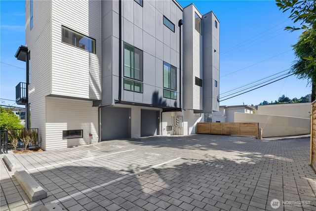 957 N 35th Street, Seattle, WA 98103