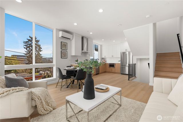 957 N 35th Street, Seattle, WA 98103